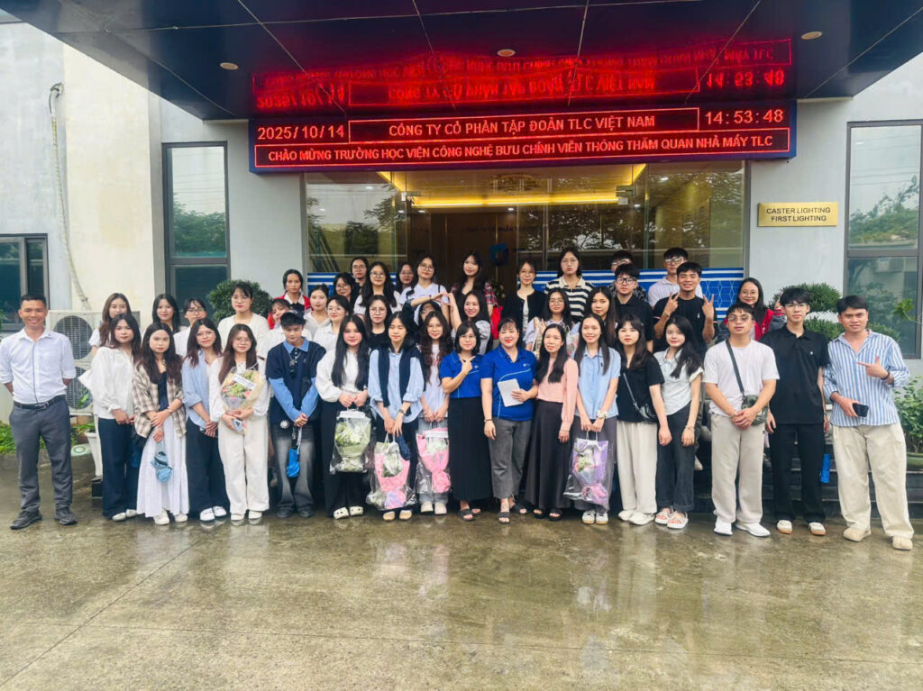 Sinh viên ngành quản trị kinh doanh PTIT tham quan, kiến tập tại Bưu điện Việt Nam